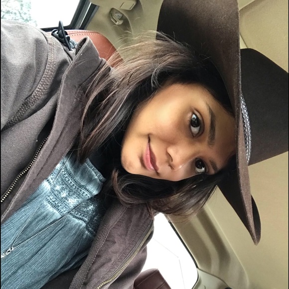 Meet your Posher, Mary - Picture 2 of 2